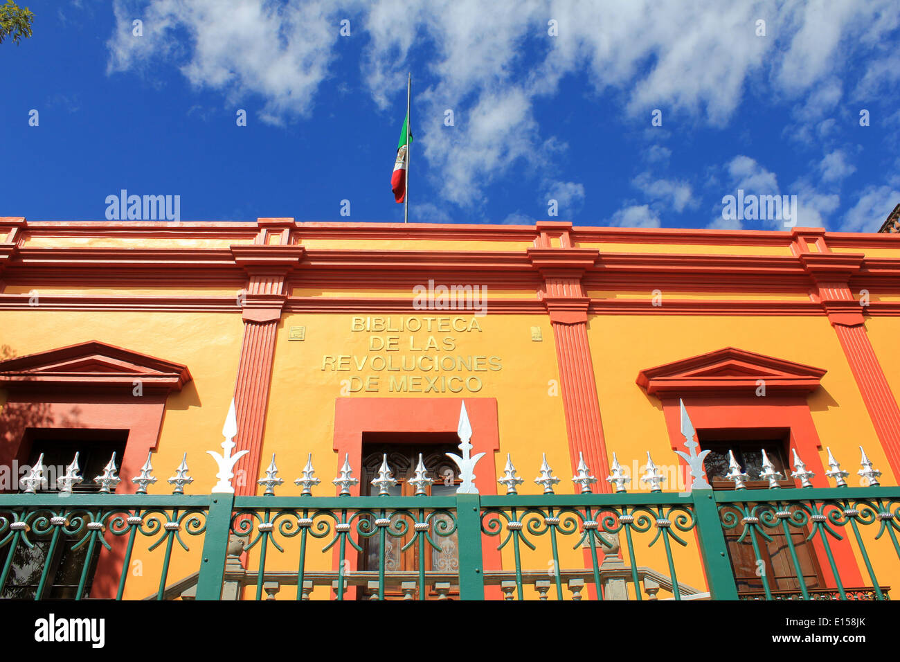 Gelbes Gebäude (Bibliothek des mexikanischen Umdrehungen) in San Angel, Mexiko-Stadt Stockfoto
