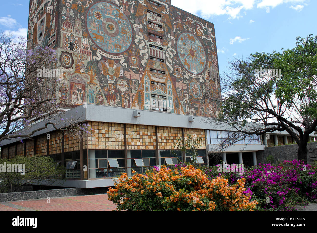 Das Wandbild an der Außenseite der UNAM Bibliothek, World Heritage Site, Mexiko-Stadt Stockfoto