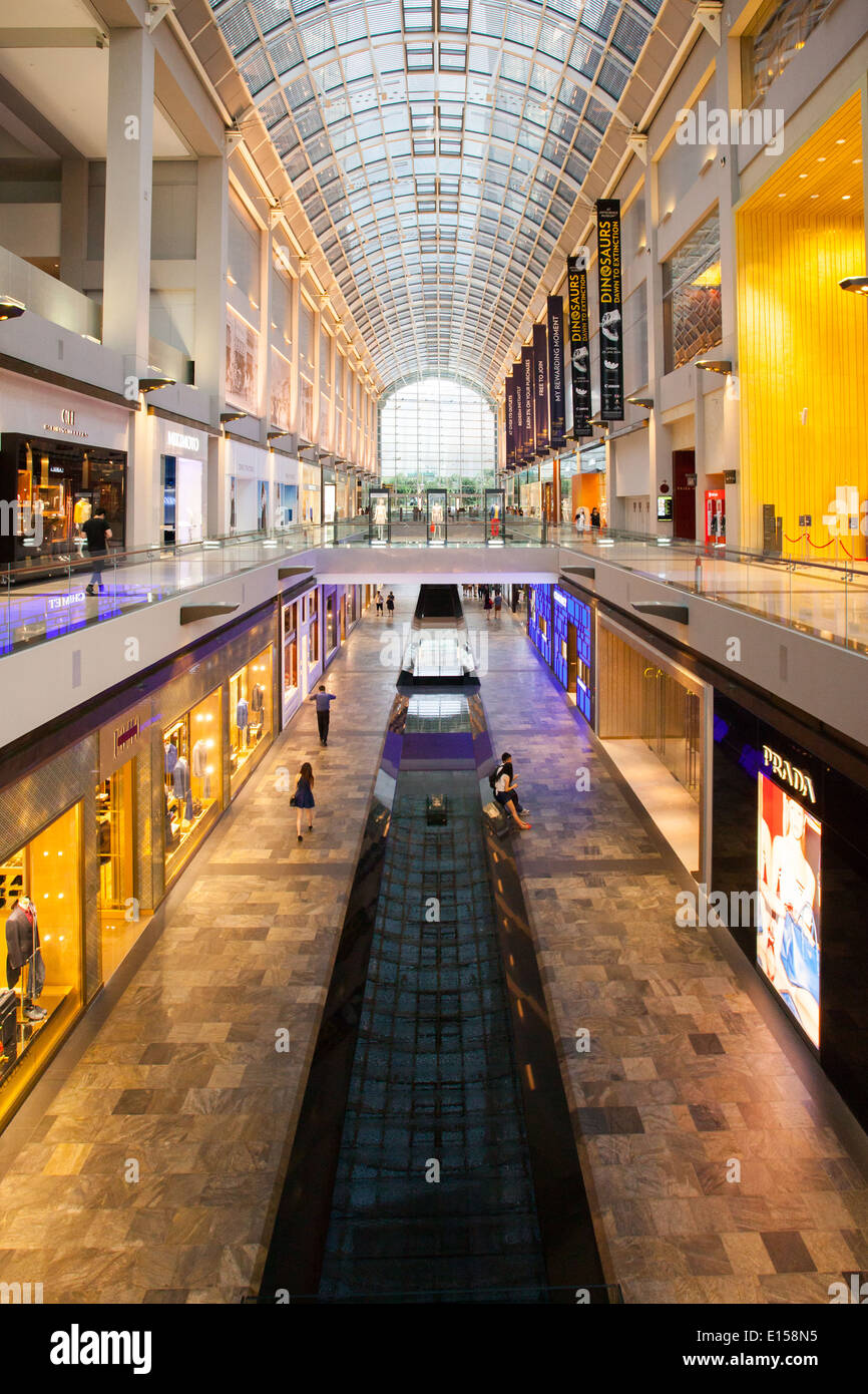 Marina Bay, Singapur - 7 Apr - das Innere des Marina Bay Sands Einkaufszentrum am 7. April 2014. Stockfoto