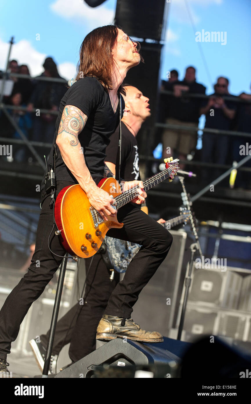 Toronto, Ontario, Kanada. 18. Mai 2014. "AlterBridge'on-Bühne beim Rock On The Range-Festival in Columbus, Ohio. Bandmitglieder: MYLES KENNEDY, MARK TREMONTI, BRIAN MARSHALL und SCOTT PHILLIPS © Igor Vidyashev/ZUMAPRESS.com/Alamy Live-Nachrichten Stockfoto