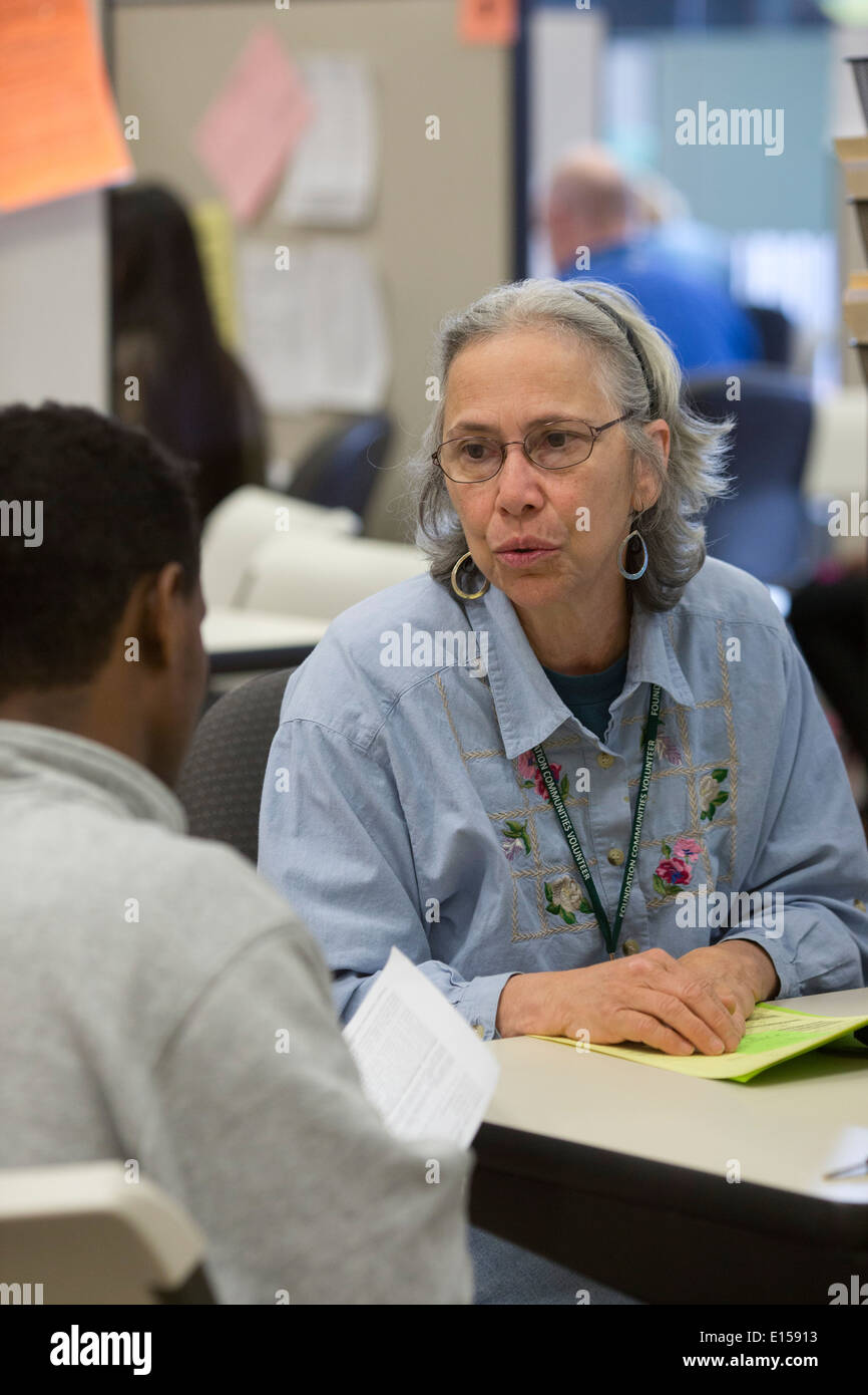 Gemeinschaft für lokale Non-Profit Gruppe freiwilliger anmeldet Client für die Krankenversicherung unter die bezahlbare Pflege Act in Austin TX Stockfoto