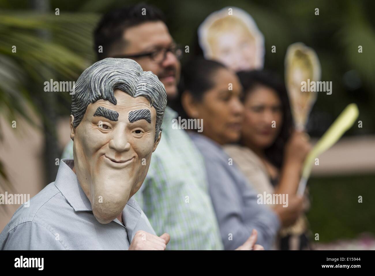 Los Angeles, Kalifornien, USA. 22. Mai 2014. Verfechter der Rechte der Frau und LGBT-Gruppen tragen Masken von Jay Leno und Ellen DeGeneres während einer Protestaktion außerhalb des Hotel Bel-Air, eindringlich Menschen, Unternehmen, die im Besitz des Sultans von Brunei über seine Haltung gegen Homosexualität, Donnerstag, 22. Mai 2014, in Los Angeles Kalifornien zu boykottieren. Bildnachweis: Ringo Chiu/ZUMAPRESS.com/Alamy Live-Nachrichten Stockfoto