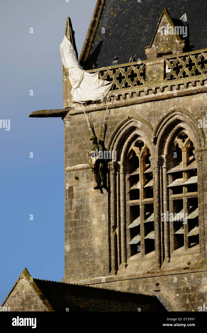 DDay, SainteMereEglise, Kirche mit FallschirmDenkmal für John