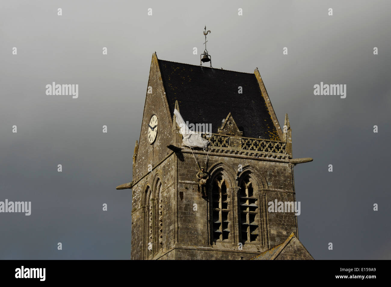 DDay, SainteMereEglise, Kirche mit FallschirmDenkmal für John