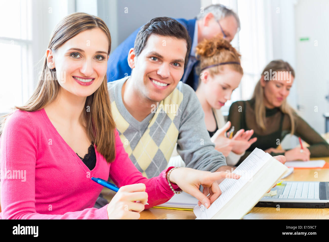 University College-Studenten mit Professor lernen im seminar Stockfoto