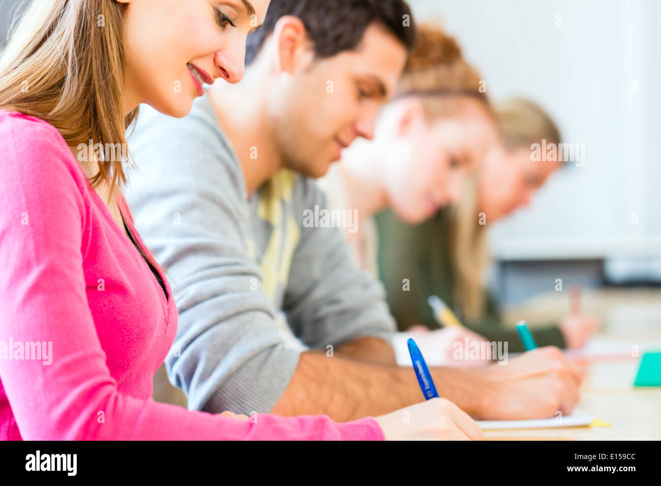 University College-Studenten schreiben Test oder Prüfung Stockfoto