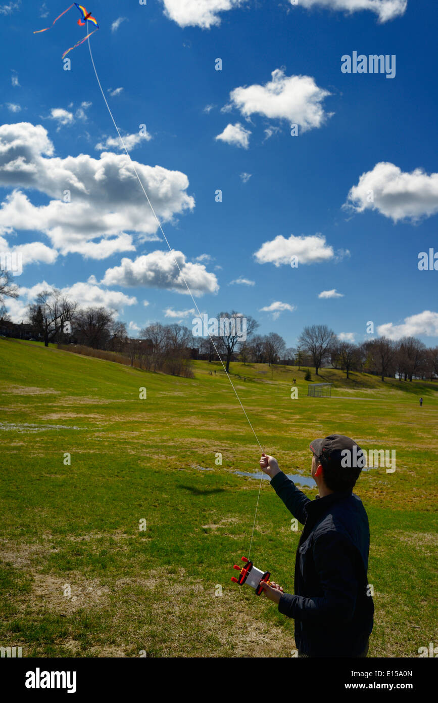 Mann ein Drachen im Frühjahr im Riverdale Park Toronto Stockfoto