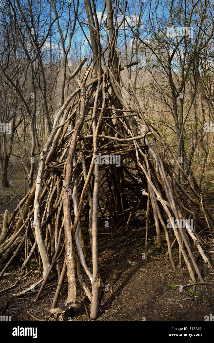 Tipi gemacht von Stöcken im Frühjahr im Riverdale Park Toronto Stockfoto
