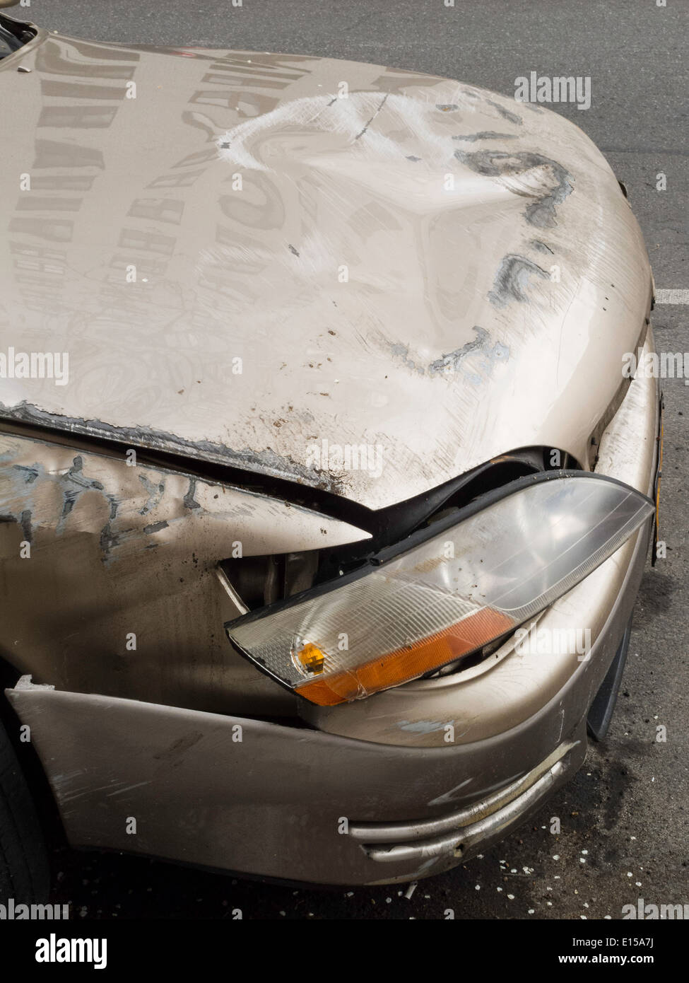Verlassene und beschädigte Auto von einem Unfall und Vernachlässigung Stockfoto