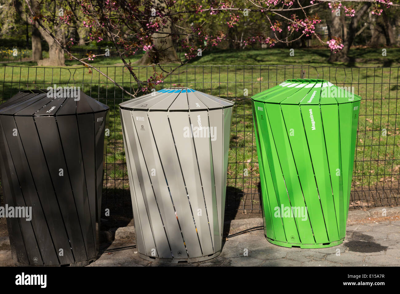 Recycling und Mülltonnen, Central Park, New York, USA Stockfoto
