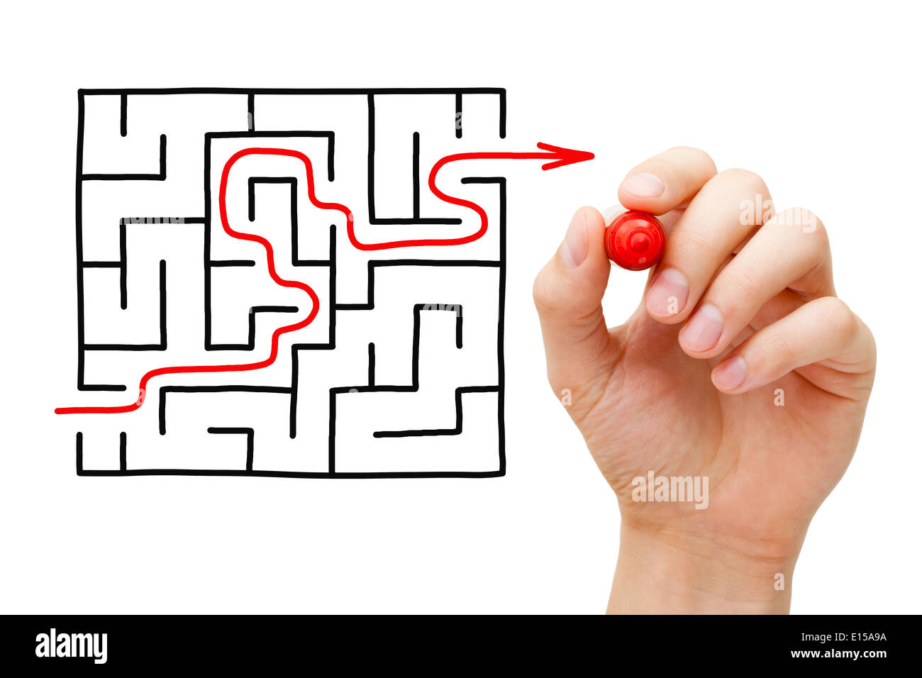 Handzeichnung einen roten Pfeil durch ein Labyrinth gehen. Konzept über die Suche nach einer Lösung für eine schwierige Aufgabe. Stockfoto