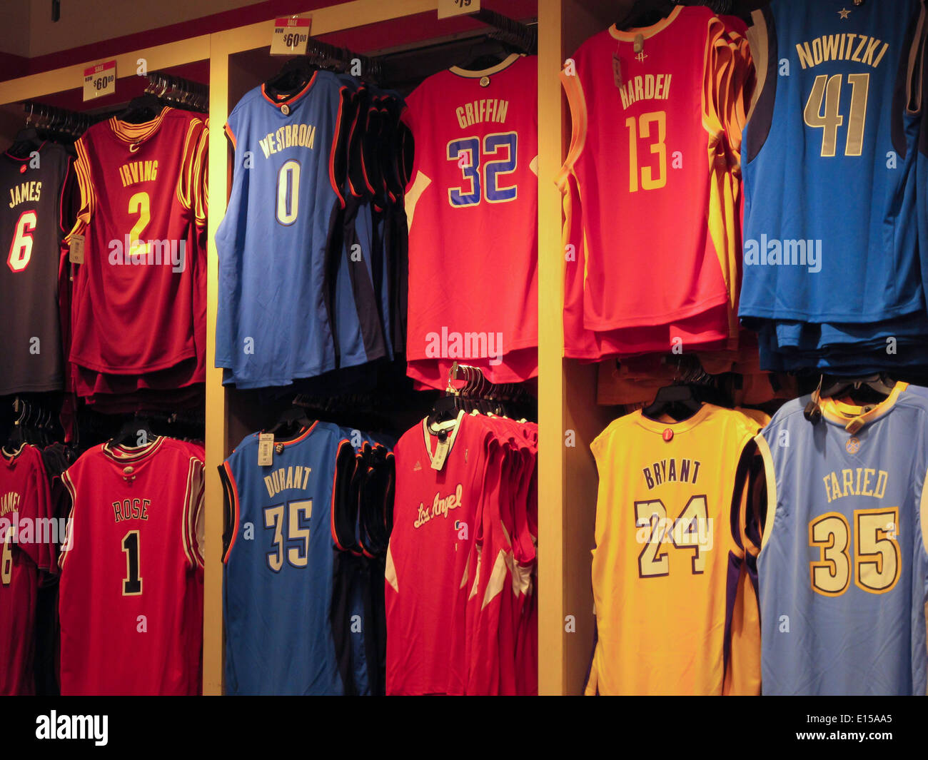 NBA-Trikots, Modell ist Sporting Warenspeicher Interieur, NYC Stockfoto