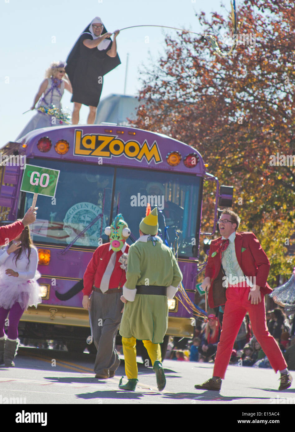 Der La ZoomKomödieBus mit abgedrehten Charaktere in der jährlichen