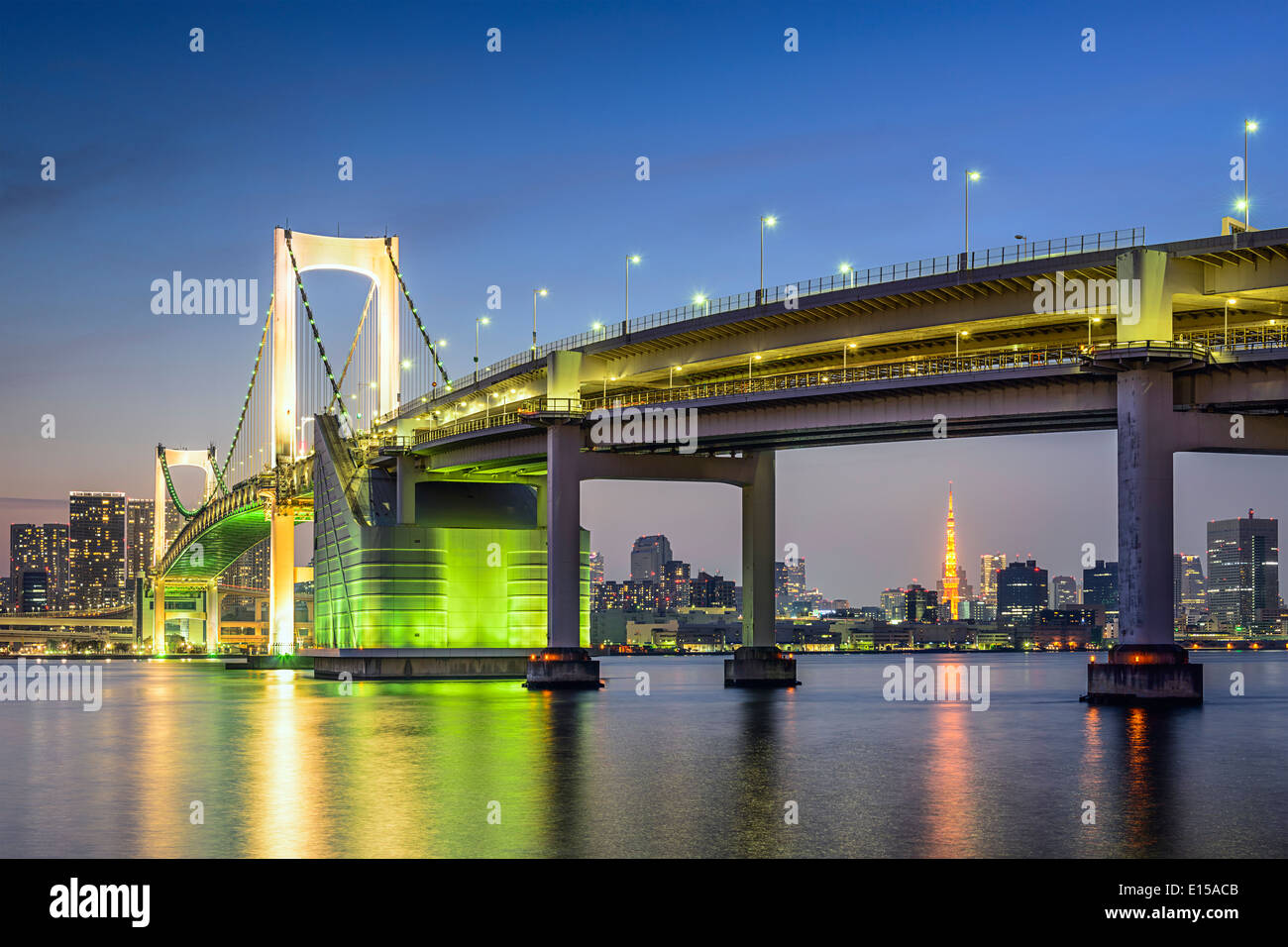 Tokyo, Japan in Tokyo Bay und Regenbogen-Brücke. Stockfoto