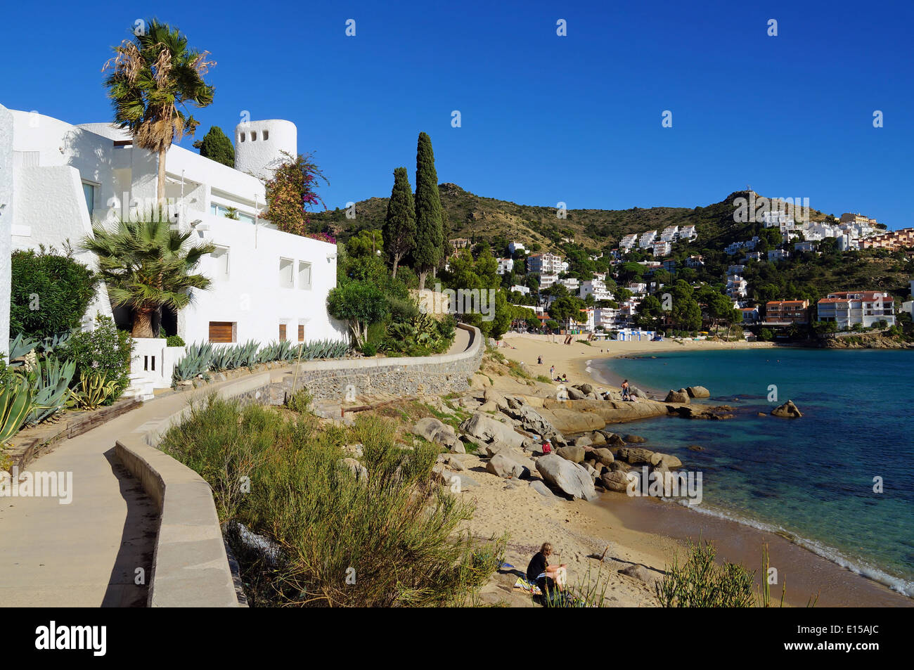 Fußweg an der Mittelmeer-Küste mit schönen Strand und Villa, Cala Canyelles Petites, Rosas, Costa Brava, Spanien Stockfoto