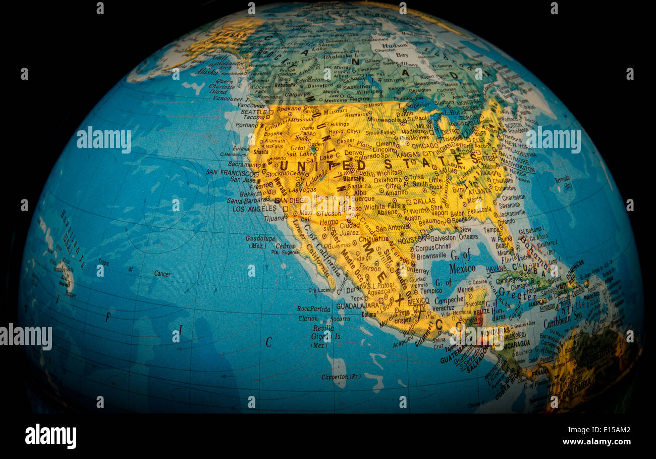 Die Vereinigten Staaten auf einem Globus vor einem schwarzen Hintergrund beleuchtet. Stockfoto