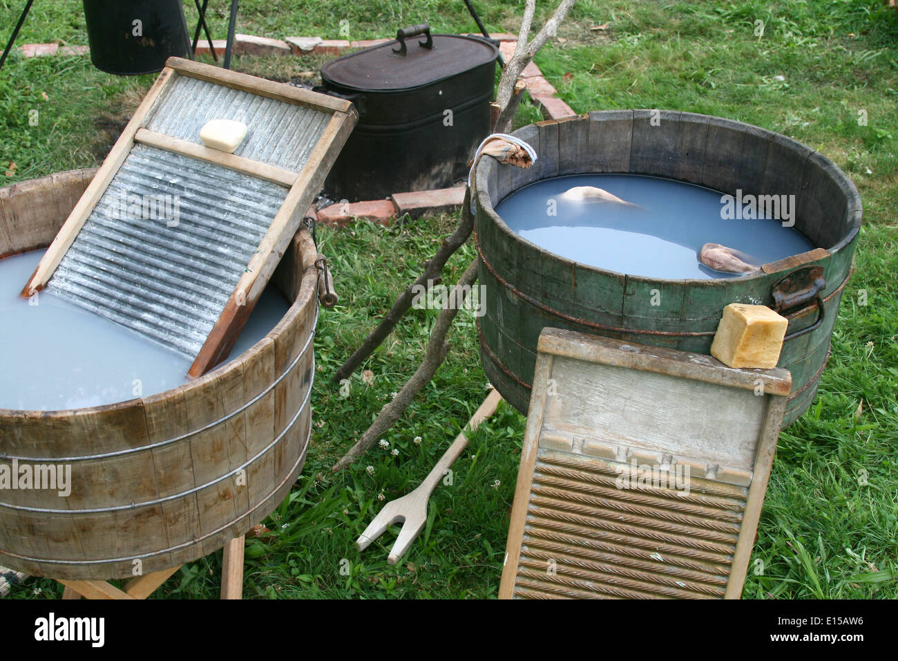 Hölzerne Waschzuber und waschen Boards und Seife für Wäsche in der  Kolonialzeit eingerichtet Stockfotografie - Alamy