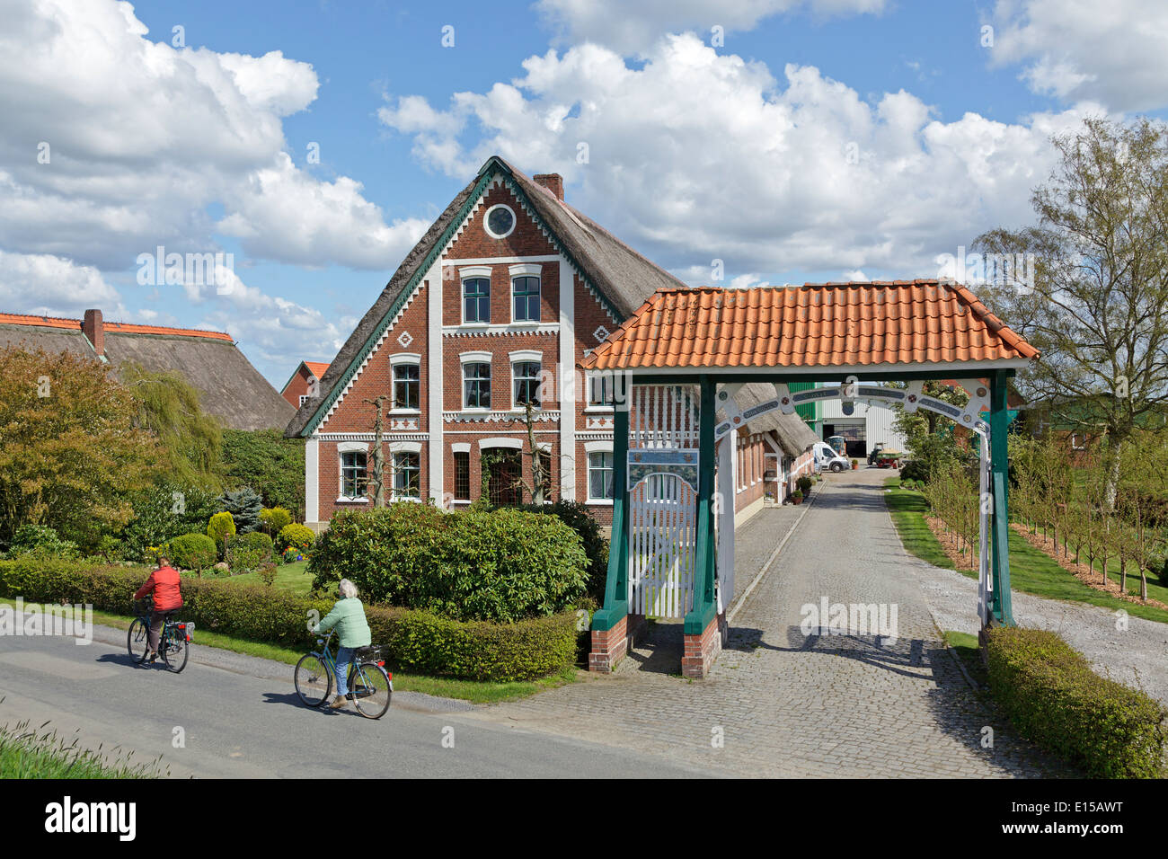 reetgedeckten Haus mit traditionellen Tor, Hogendiekbrueck, Altes Land (altes Land), Niedersachsen, Deutschland Stockfoto