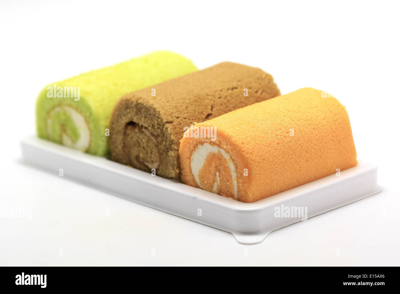 Schoko Orange und Pandanus Blatt Kuchen roll isolierten auf weißen Hintergrund Stockfoto