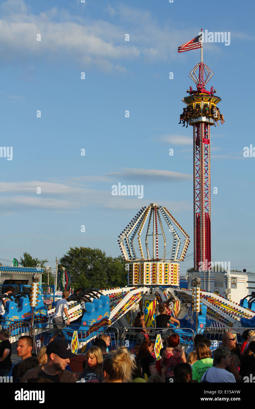 Auf halbem Weg Fahrgeschäften und Menschen. Canfield Fair. Mahoning County Fair. Canfield, Youngstown, Ohio, USA. Stockfoto