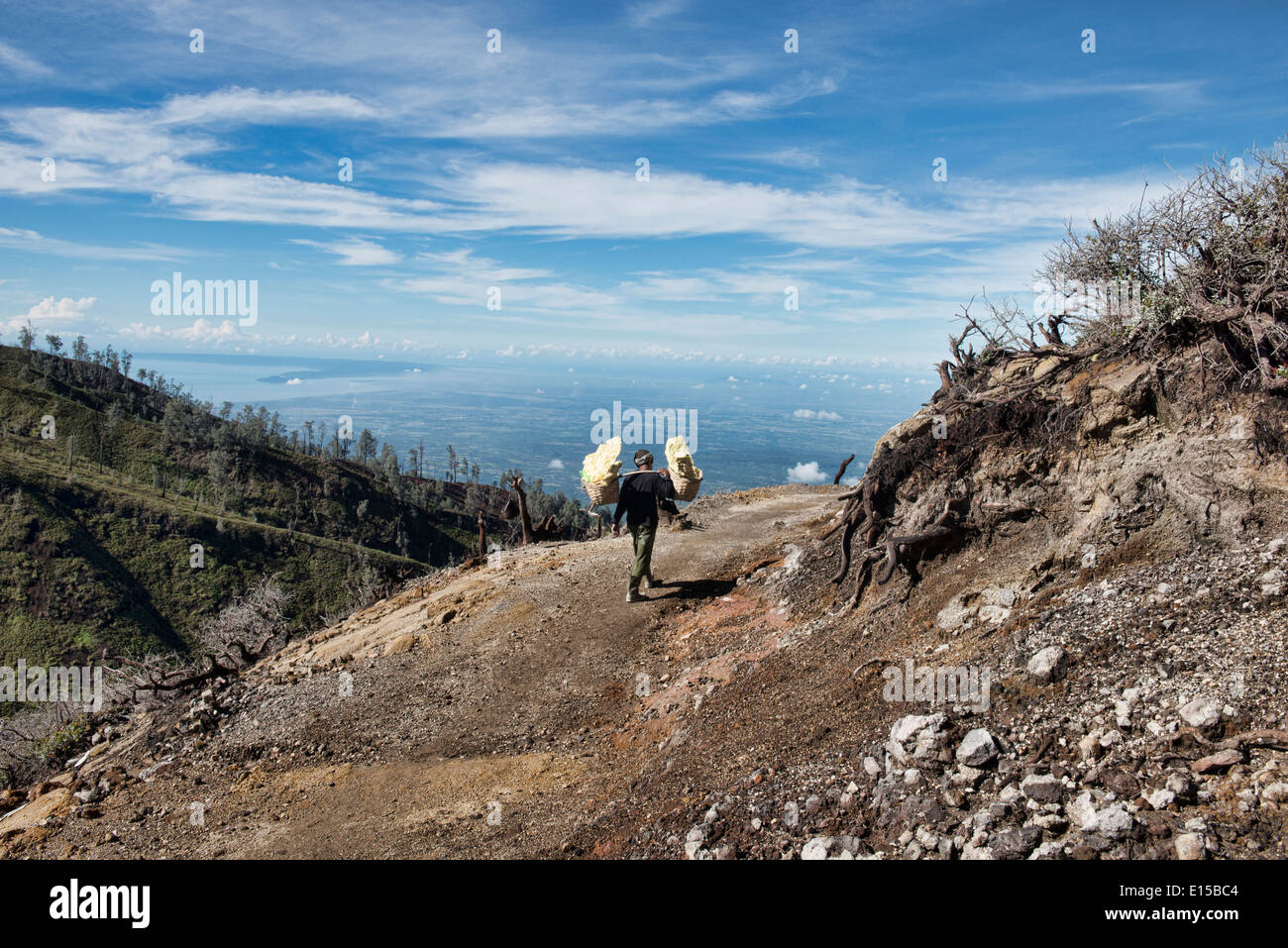 Bergmann, tragen eine schwere Last von Schwefel in der Kawah Ijen Vulkankrater, Java, Indonesien Stockfoto