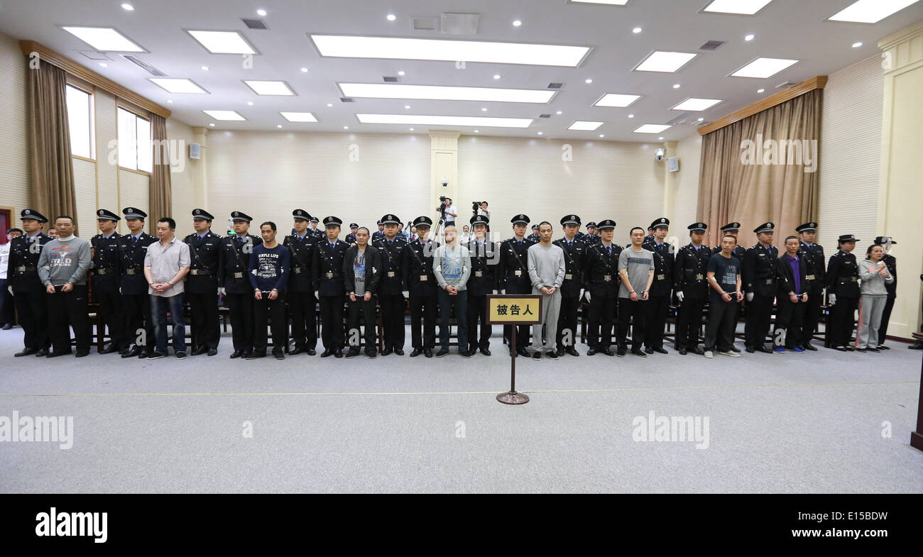 (140523)--XIANNING, 23. Mai 2014 (Xinhua)--ehemaliger Bergbau Tycoon Liu Han, sein Bruder Liu Wei und anderen Angeklagten vor Gericht das Xianning mittleren Volksgericht in Xianning, Zentral-China Hubei Provinz, 23. Mai 2014 stehen. Das Gericht hat angekündigt, die Urteile über die ersten Versuche von 36 Mitgliedern einer angeblich mafiösen Bande von Liu am 23. Mai führte. Liu Han und Liu Wei wurden zum Tode verurteilt. Gebrüder Liu und 34 weitere Angeklagte wurden Verbrechen einschließlich Organisation, Führung und Teilnahme an einer kriminellen Vereinigung und vorsätzliche Tötung beschuldigt. Die Versuche, die 36 Angeklagten Simult sah Stockfoto