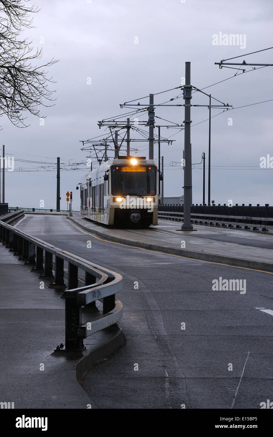 Die Stahlbrücke in Portland, Oregon ist für den Nahverkehr sowie eine Fahrspur für Standardfahrzeuge verwendet. Stockfoto
