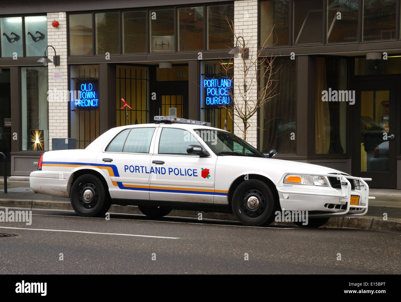 Portland Oregon Polizeiauto vor der alten Stadt Bezirk Büro Stockfoto