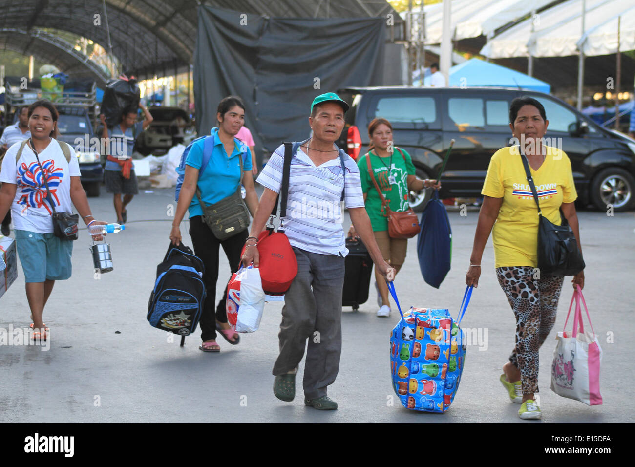 Bangkok, Thailand. 23. Mai 2014. Anti-Regierungs-Demonstranten verlassen ihre Rallye Website, nachdem die militärische in Bangkok, Thailand, 23. Mai 2014 Machtübernahme. Das thailändische Militär am Donnerstag inszenierte einen Staatsstreich um eine gewählte Regierung und Parlament zu stürzen und Abschaffung der Verfassung nach Monaten eines ungelösten politischen Konflikts. Bildnachweis: Rachen Sageamsak/Xinhua/Alamy Live-Nachrichten Stockfoto
