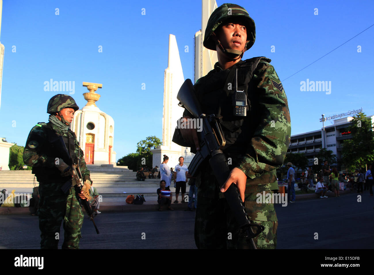 Bangkok, Thailand. 23. Mai 2014. Thailändische Soldaten Wache am Anti-Regierungs-Rallye-Standort in Bangkok, Thailand, 23. Mai 2014. Das thailändische Militär am Donnerstag inszenierte einen Staatsstreich um eine gewählte Regierung und Parlament zu stürzen und Abschaffung der Verfassung nach Monaten eines ungelösten politischen Konflikts. Bildnachweis: Rachen Sageamsak/Xinhua/Alamy Live-Nachrichten Stockfoto