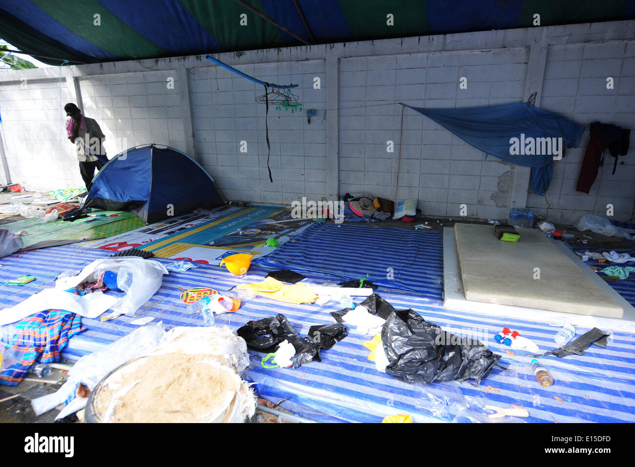 Bangkok, Thailand. 23. Mai 2014. Anti-Regierungs-Demonstranten verlassen ihre Rallye Website, nachdem die militärische in Bangkok, Thailand, 23. Mai 2014 Machtübernahme. Das thailändische Militär am Donnerstag inszenierte einen Staatsstreich um eine gewählte Regierung und Parlament zu stürzen und Abschaffung der Verfassung nach Monaten eines ungelösten politischen Konflikts. Bildnachweis: Rachen Sageamsak/Xinhua/Alamy Live-Nachrichten Stockfoto