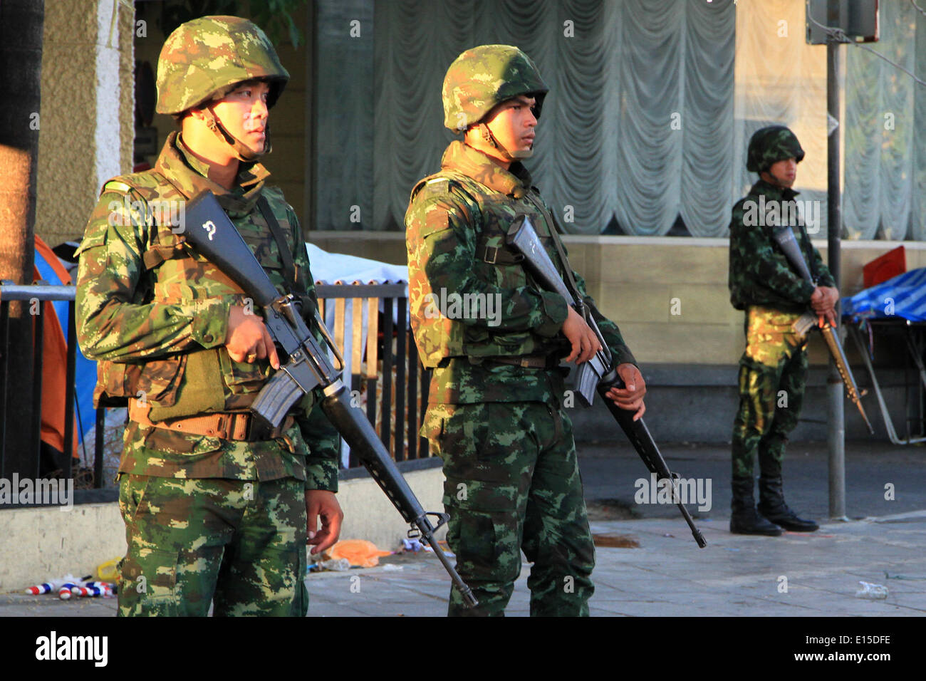 Bangkok, Thailand. 23. Mai 2014. Thailändische Soldaten Wache am Anti-Regierungs-Rallye-Standort in Bangkok, Thailand, 23. Mai 2014. Das thailändische Militär am Donnerstag inszenierte einen Staatsstreich um eine gewählte Regierung und Parlament zu stürzen und Abschaffung der Verfassung nach Monaten eines ungelösten politischen Konflikts. Bildnachweis: Rachen Sageamsak/Xinhua/Alamy Live-Nachrichten Stockfoto