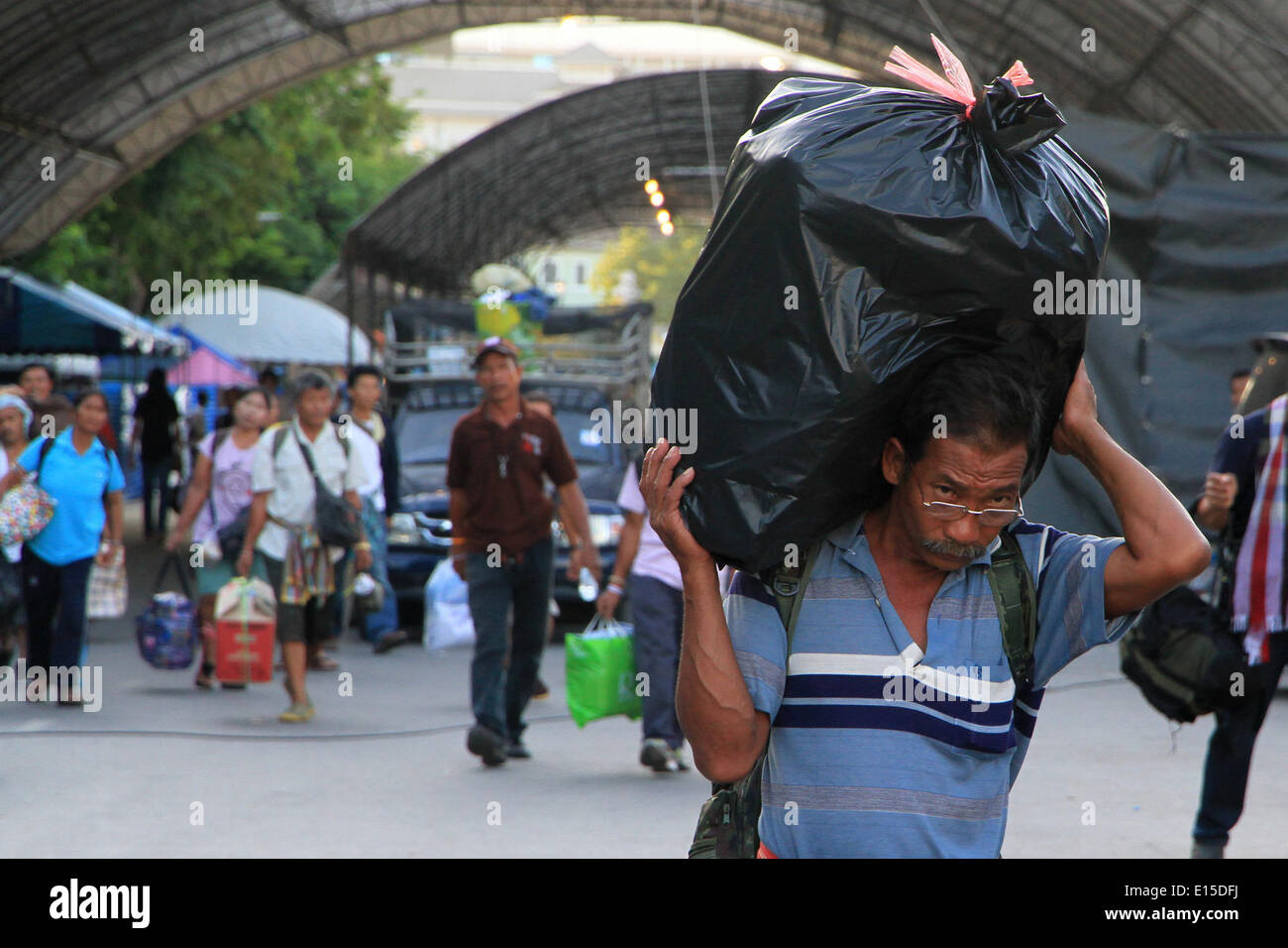 Bangkok, Thailand. 23. Mai 2014. Anti-Regierungs-Demonstranten verlassen ihre Rallye Website, nachdem die militärische in Bangkok, Thailand, 23. Mai 2014 Machtübernahme. Das thailändische Militär am Donnerstag inszenierte einen Staatsstreich um eine gewählte Regierung und Parlament zu stürzen und Abschaffung der Verfassung nach Monaten eines ungelösten politischen Konflikts. Bildnachweis: Rachen Sageamsak/Xinhua/Alamy Live-Nachrichten Stockfoto