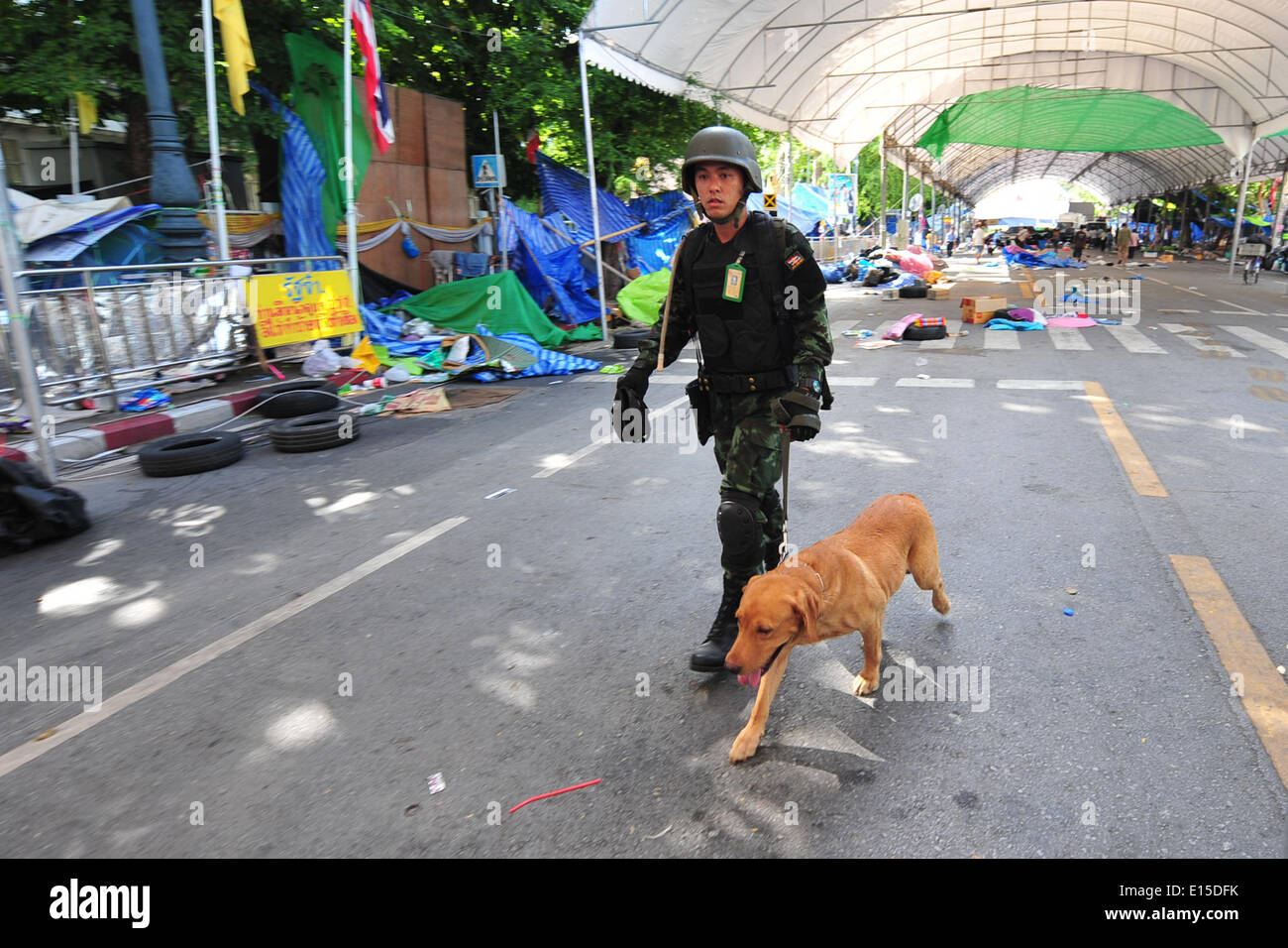 Bangkok, Thailand. 23. Mai 2014. Ein thailändischer Soldat prüft die Anti-Regierungs-Rallye Website in Bangkok, Thailand, 23. Mai 2014. Das thailändische Militär am Donnerstag inszenierte einen Staatsstreich um eine gewählte Regierung und Parlament zu stürzen und Abschaffung der Verfassung nach Monaten eines ungelösten politischen Konflikts. Bildnachweis: Rachen Sageamsak/Xinhua/Alamy Live-Nachrichten Stockfoto