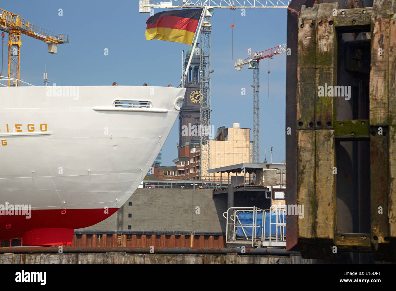 Deutschland, Hamburg, Schiff auf Elbe mit St.-Michaelis-Kirche im Hintergrund Stockfoto