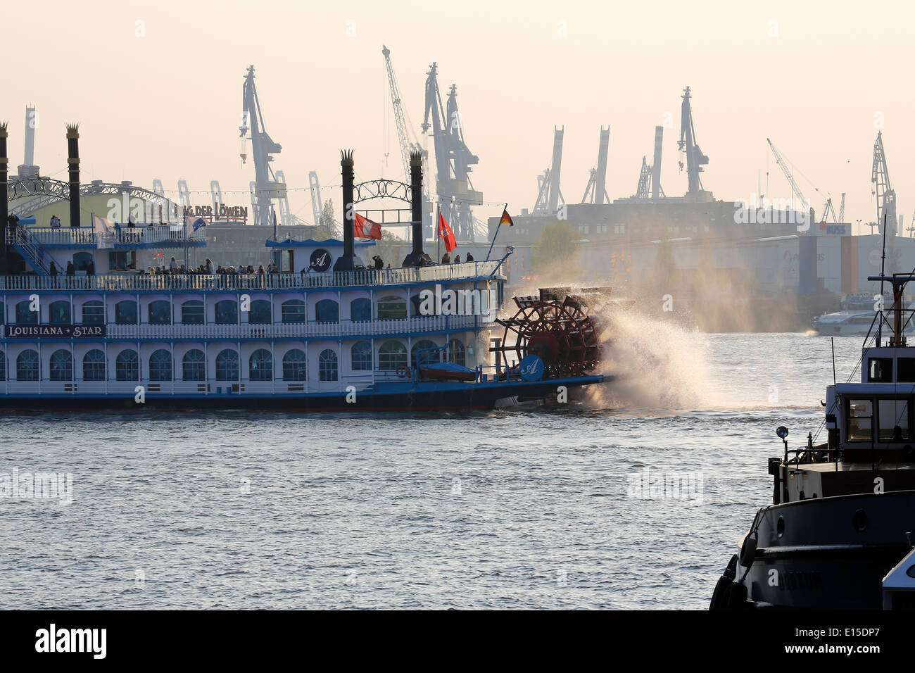Deutschland, Hamburg, Raddampfer im Hafen Stockfoto