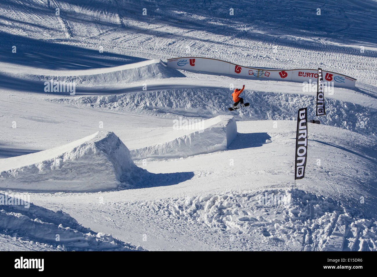Springen Hügel für snowboarder Stockfoto