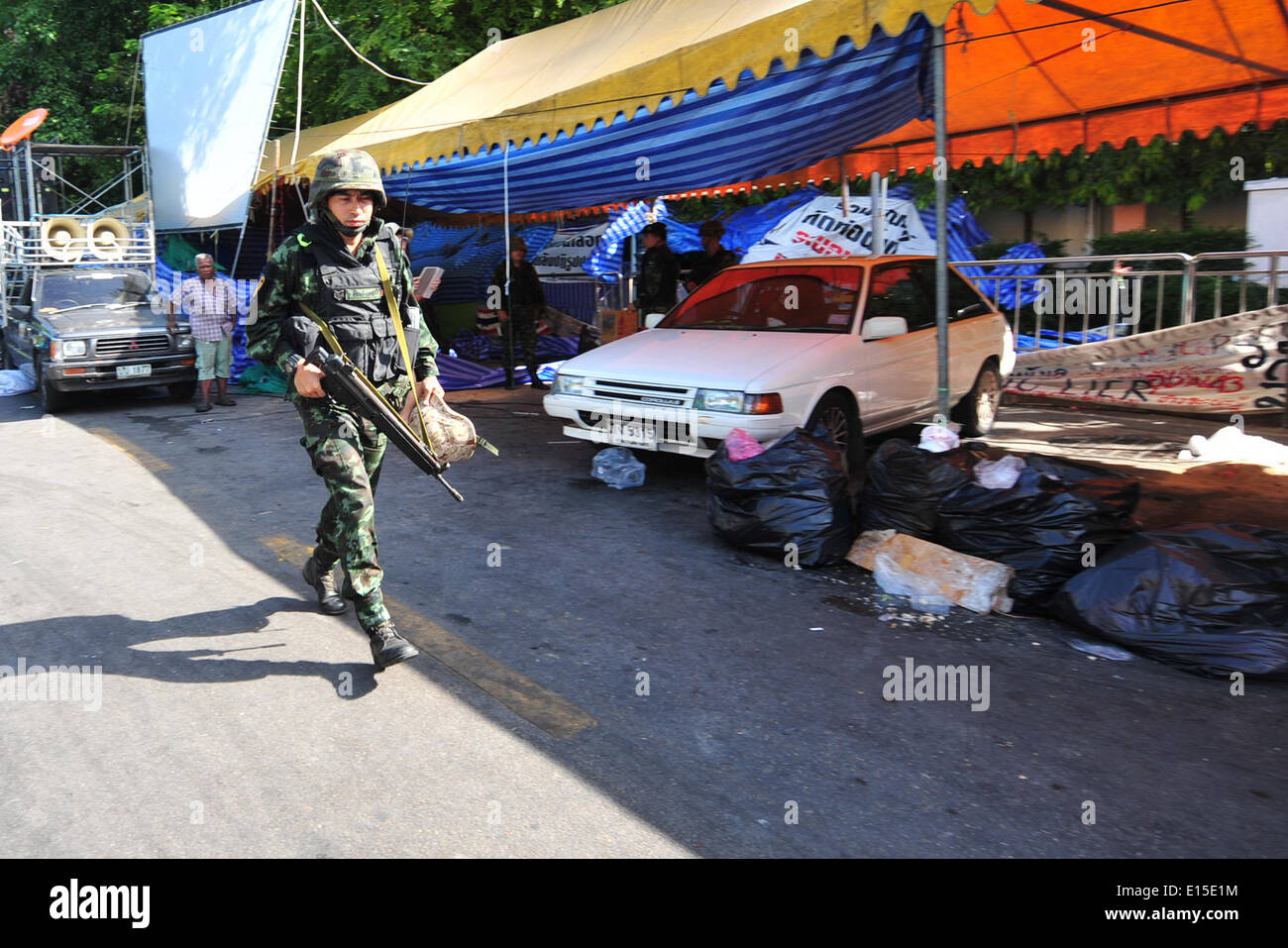 Bangkok, Thailand. 23. Mai 2014. Ein thailändischer Soldat prüft die Anti-Regierungs-Rallye Website in Bangkok, Thailand, 23. Mai 2014. Das thailändische Militär am Donnerstag inszenierte einen Staatsstreich um eine gewählte Regierung und Parlament zu stürzen und Abschaffung der Verfassung nach Monaten eines ungelösten politischen Konflikts. Bildnachweis: Rachen Sageamsak/Xinhua/Alamy Live-Nachrichten Stockfoto