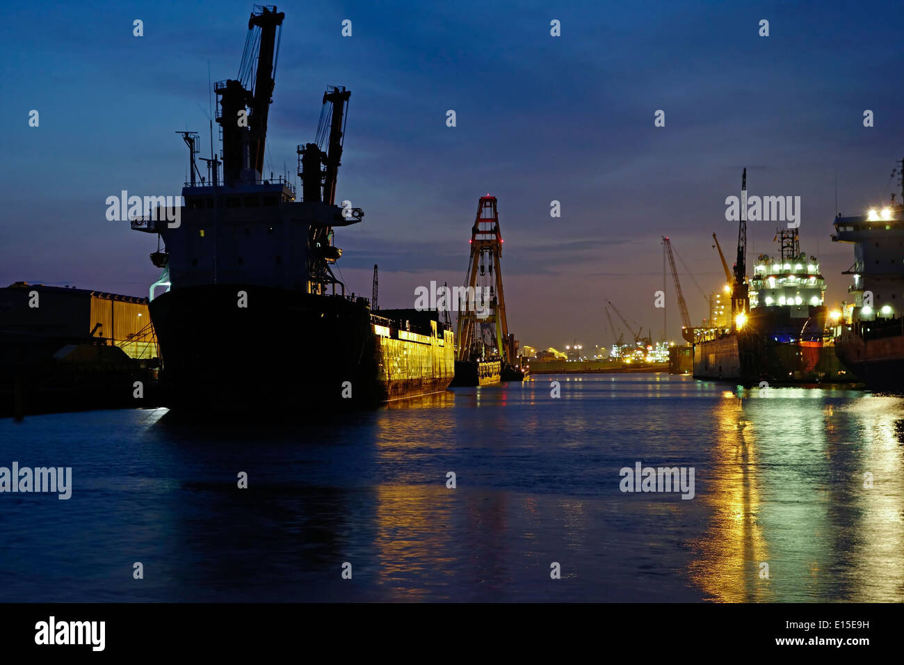Deutschland, Bremen, Bremerhaven, Seehafen Kaiserhafen I und Container Schiffe in der Nacht Stockfoto