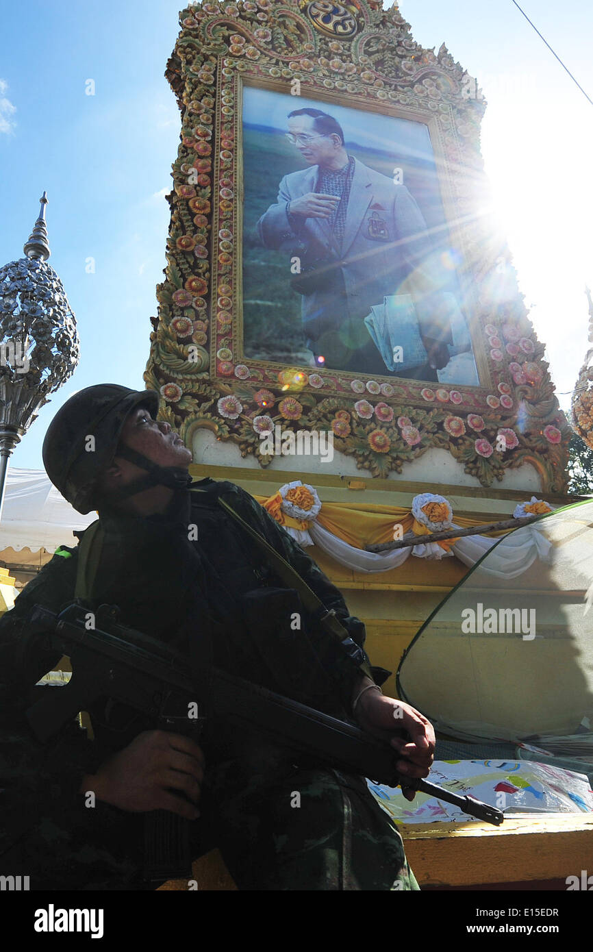 Bangkok, Thailand. 23. Mai 2014. Ein thailändischer Soldat schaut ein Porträt des thailändischen Königs Bhumibol Adulyadej am Anti-Regierungs-Rallye-Standort in Bangkok, Thailand, 23. Mai 2014. Das thailändische Militär am Donnerstag inszenierte einen Staatsstreich um eine gewählte Regierung und Parlament zu stürzen und Abschaffung der Verfassung nach Monaten eines ungelösten politischen Konflikts. Bildnachweis: Rachen Sageamsak/Xinhua/Alamy Live-Nachrichten Stockfoto