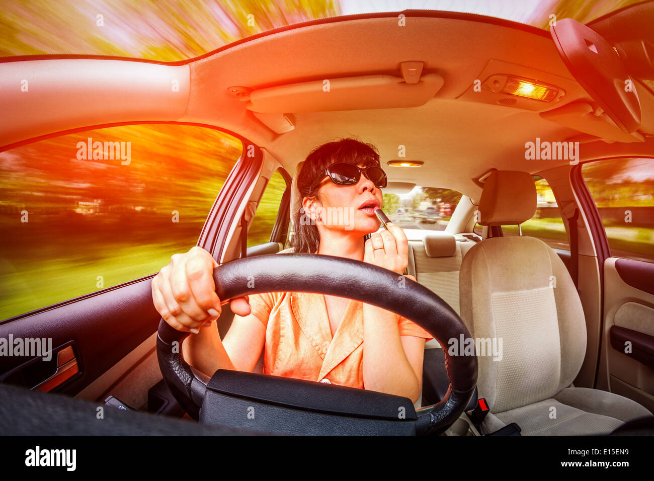 Frauen machen das Auto, nicht die Blicke auf der Straße, die Schaffung einer Notsituation Lippen am Steuer. Stockfoto