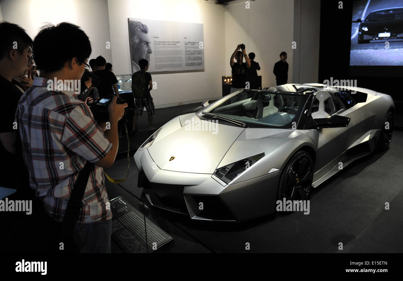 Hong Kong, China. 23. Mai 2014. Besucher fotografieren Lamborghini Autos in der Lamborghini-Gallery in Hongkong, Südchina, 23. Mai 2014. Bildnachweis: Lo Ping Fai/Xinhua/Alamy Live-Nachrichten Stockfoto