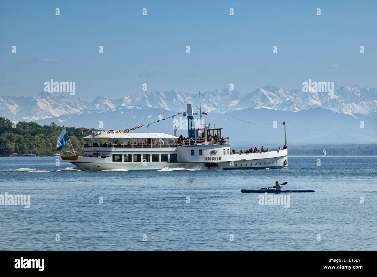 Deutschland, Bayern, Stegen, Ammersee, Raddampfer Diessen und Alpen im