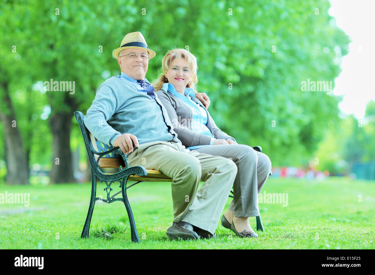Älteres Ehepaar Entspannung im Park sitzend auf Holzbank Stockfoto