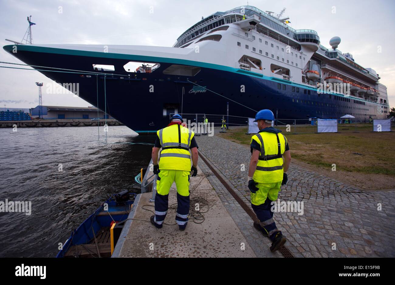 Wismar, Deutschland. 23. Mai 2014. 211 m Lon Kreuzfahrtschiff, die Kaiserin von Pullmantur Cruises als das erste Kreuzfahrtschiff der Saison in Wismar, Deutschland, 23. Mai 2014 kommt. Die UNESCO-Stadt Wismar will als eine Kreuzfahrt-Schiff-Hafen an der Ostsee zu etablieren. Dieses Jahr werden 15 Schiffe mit insgesamt 21.000 Passagiere erwartet. Foto: Jens Büttner/Dpa/Alamy Live News Stockfoto