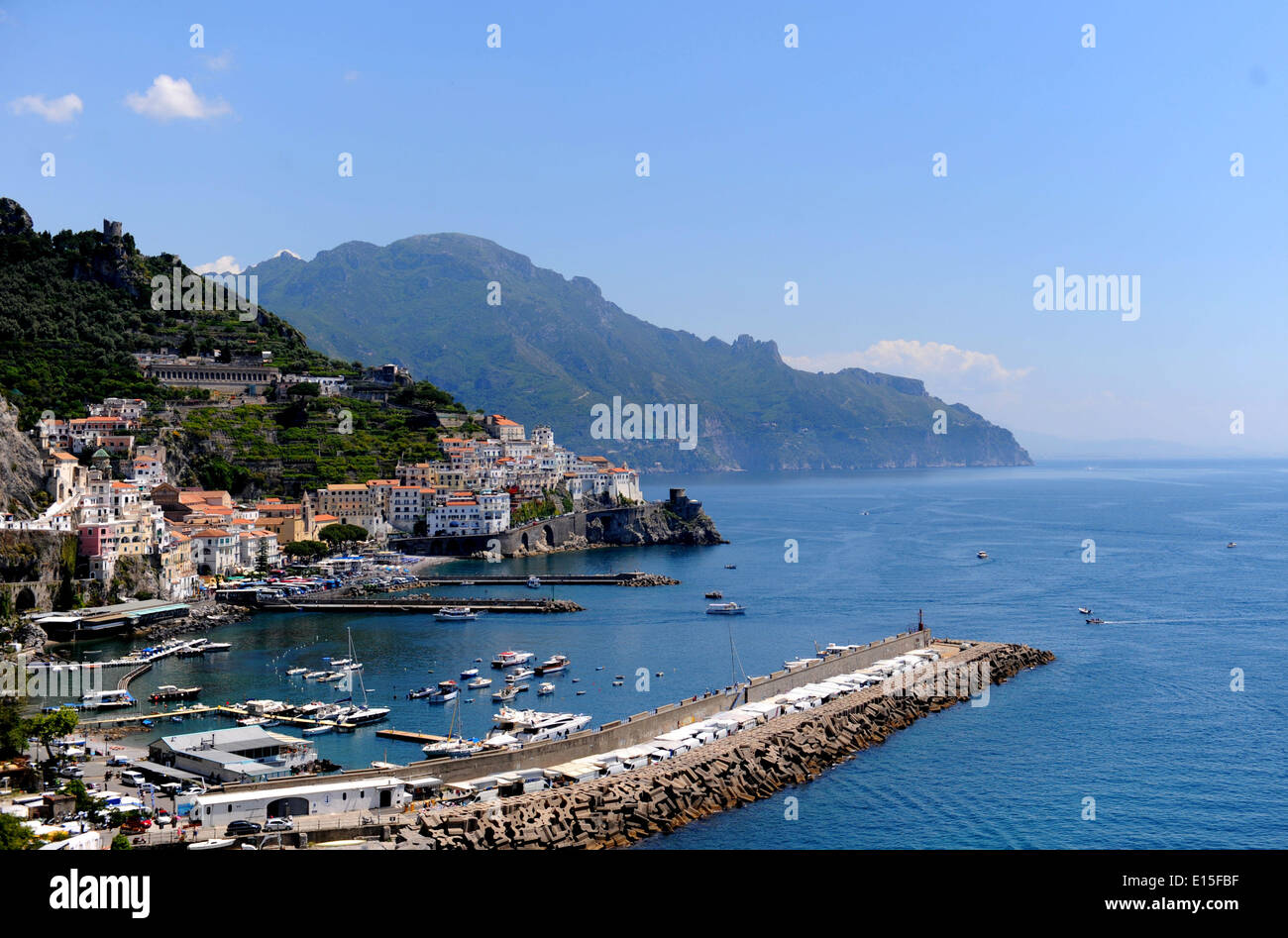 (140523)--AMALFI, 23. Mai 2014 (Xinhua)--Foto am 21. Mai 2014 zeigt die Küste von Amalfi-Küste, Italien. Die Amalfiküste ist eine Fläche von großer körperlicher Schönheit und Vielfalt der Natur. Es wurde seit dem frühen Mittelalter intensiv durch menschliche Gemeinschaften geregelt. Es gibt eine Reihe von Städten wie Amalfi und Ravello mit architektonischen und künstlerischen Werken von großer Bedeutung. Komitee der UNESCO eingeschrieben die Amalfi-Küste als Weltkulturerbe im Jahr 1997. (Xinhua/Xu Nizhi) (Yc) Stockfoto