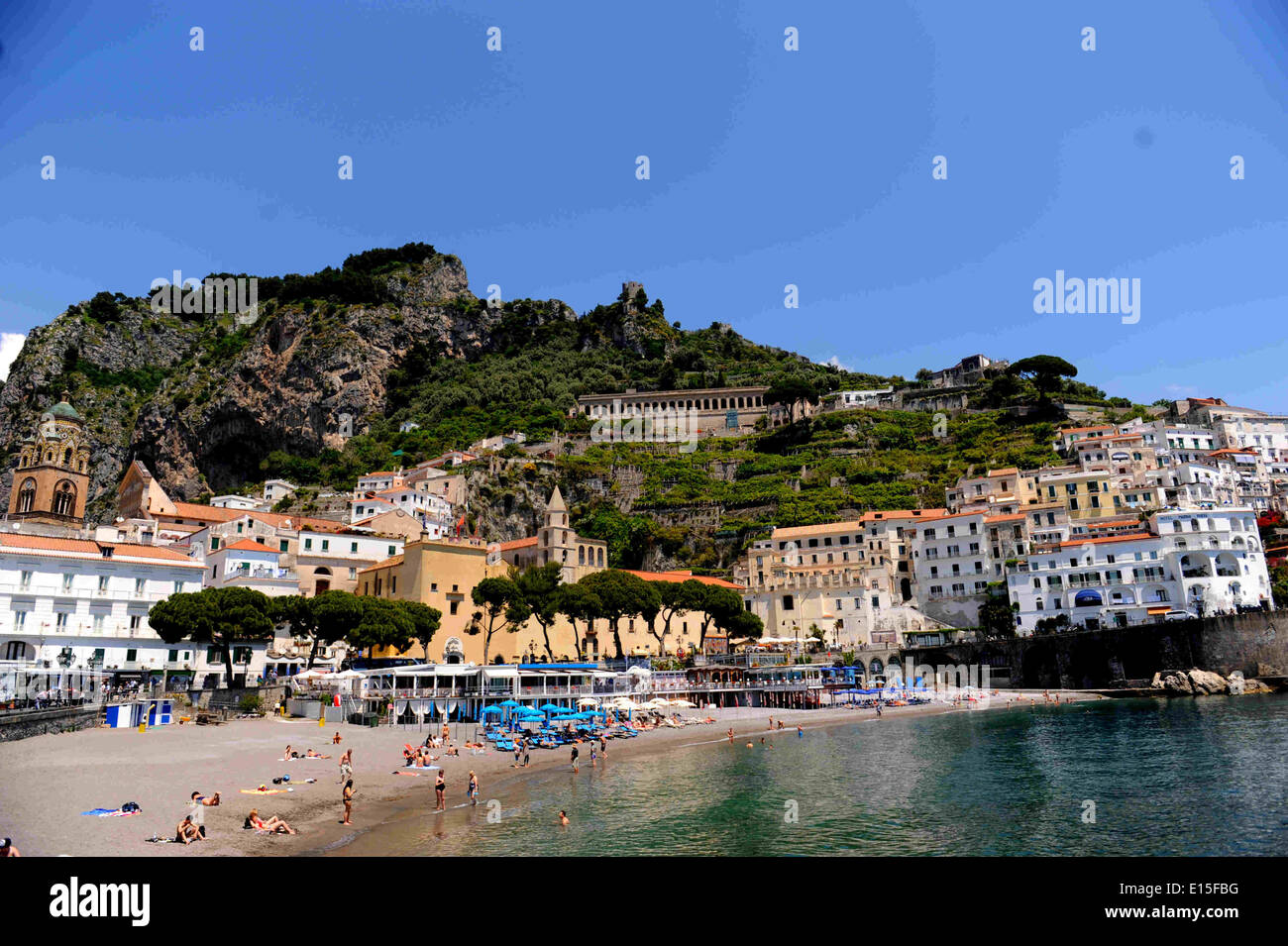 (140523)--AMALFI, 23. Mai 2014 (Xinhua)--Touristen genießen Sie Sonne am Strand von Amalfi-Küste, Italien, 21. Mai 2014. Die Amalfiküste ist eine Fläche von großer körperlicher Schönheit und Vielfalt der Natur. Es wurde seit dem frühen Mittelalter intensiv durch menschliche Gemeinschaften geregelt. Es gibt eine Reihe von Städten wie Amalfi und Ravello mit architektonischen und künstlerischen Werken von großer Bedeutung. Komitee der UNESCO eingeschrieben die Amalfi-Küste als Weltkulturerbe im Jahr 1997. (Xinhua/Xu Nizhi) (Yc) Stockfoto