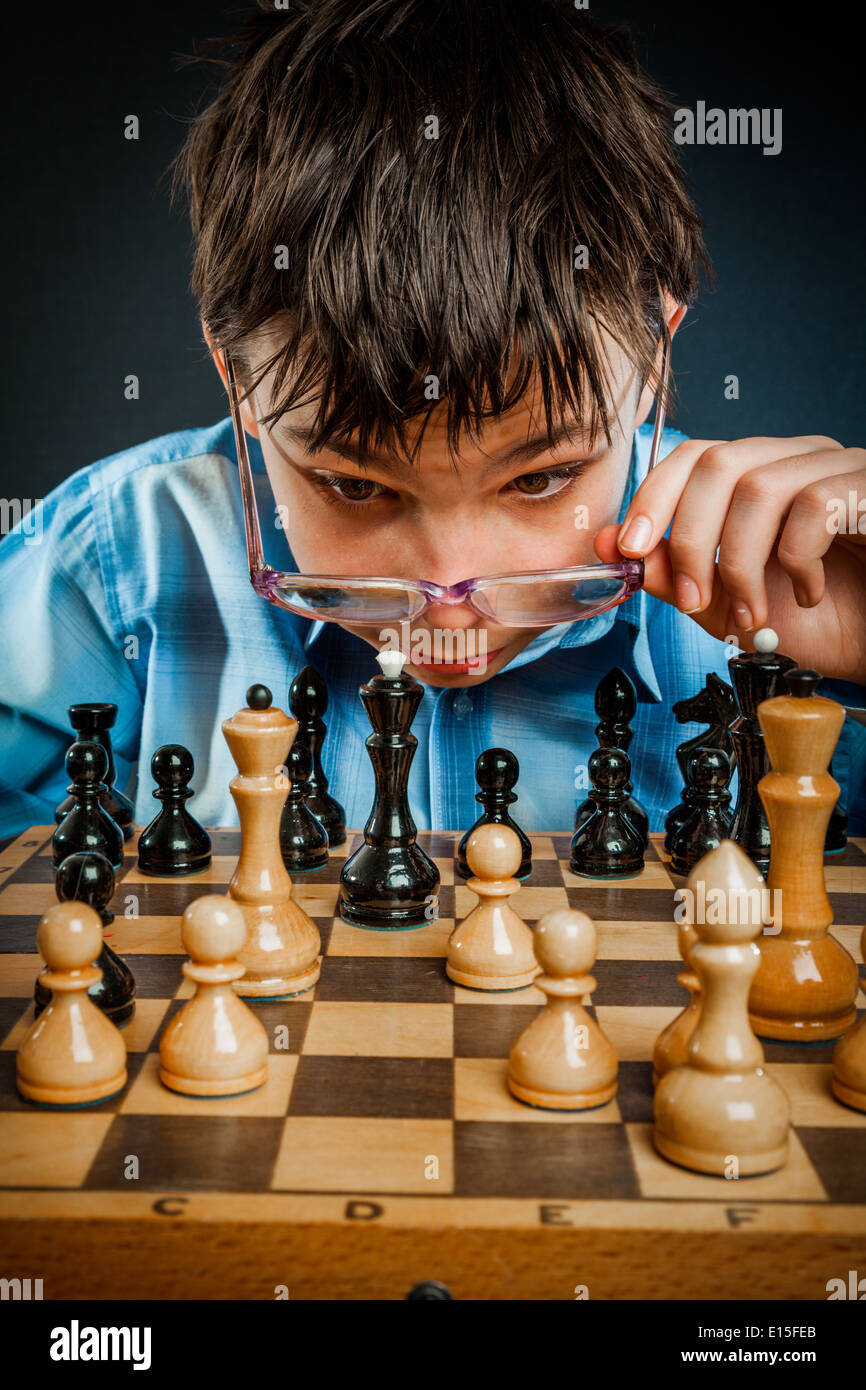 Wunderkind Spielen Schach Lustige Nerd Boy Stockfotografie Alamy