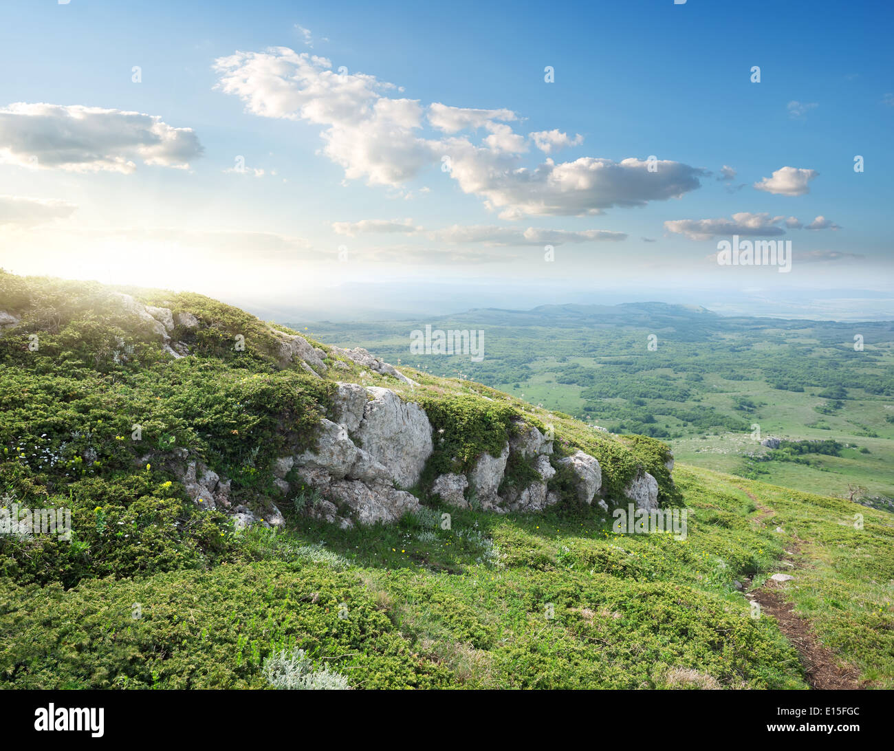 Blick auf das Tal von der Spitze eines Berges Stockfoto