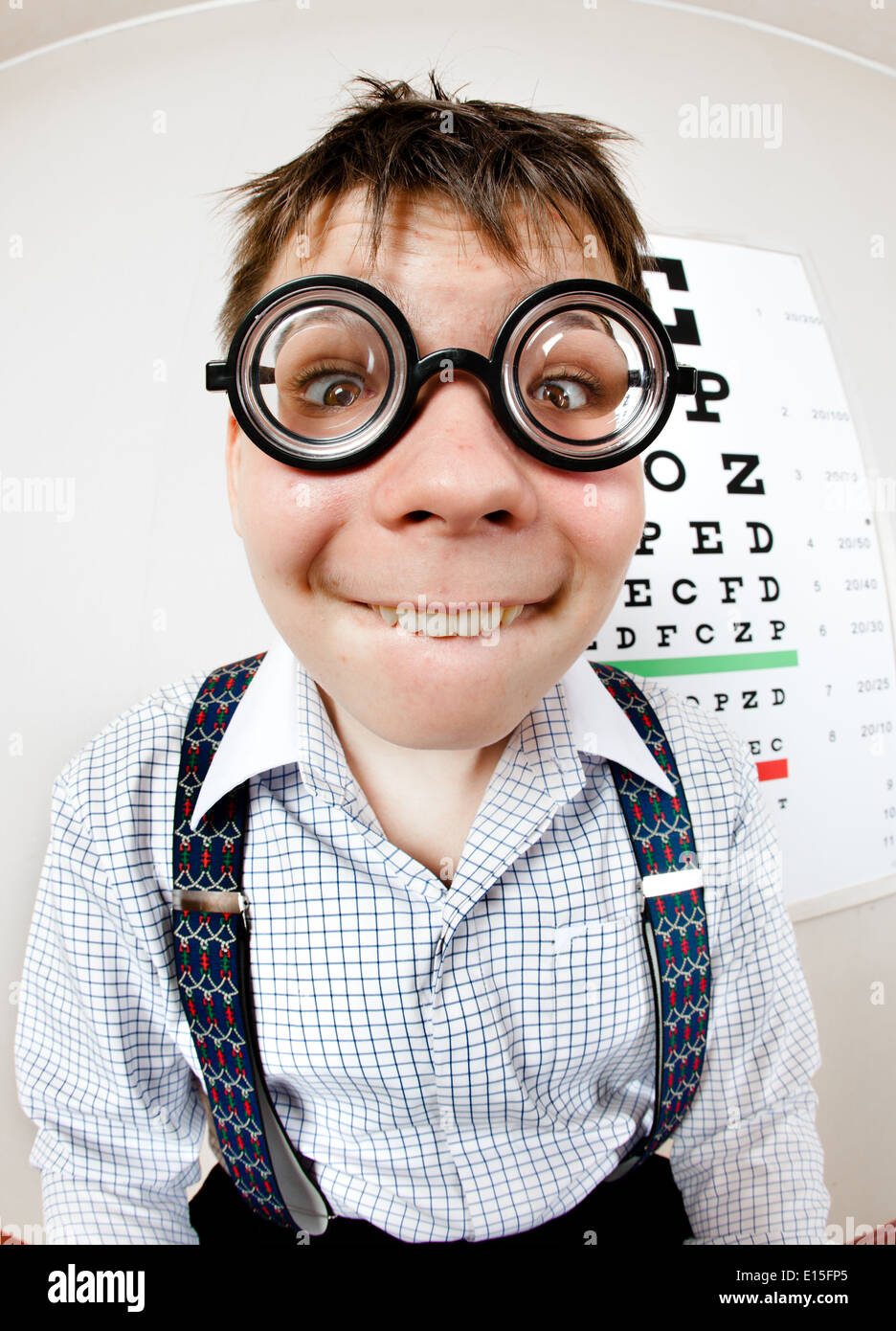 Lustige junge trägt Brille in einem Büro beim Arzt Stockfoto